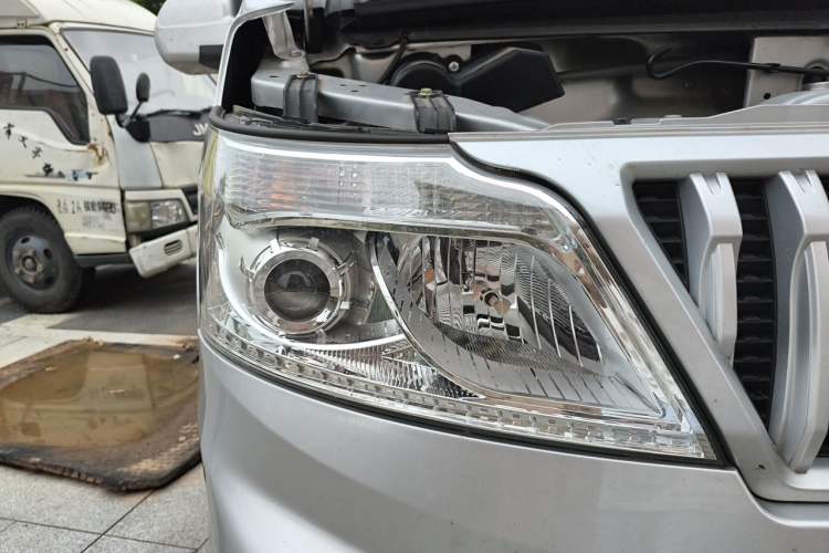 Used CHANGAN KAICHENG Ruixing M60 2023 1.5L GDI Elite-Class Passenger Vehicle 6/7 Seats Right Front Headlight