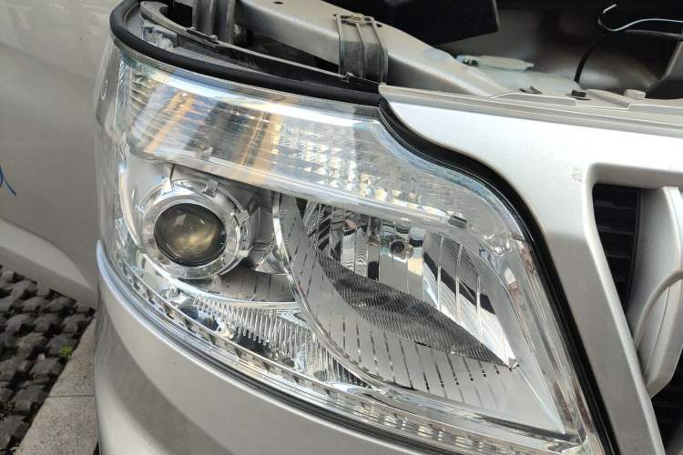 Used CHANGAN KAICHENG Ruixing M60 2023 1.6L CNG Comfort-Grade 6-Seater Passenger Vehicle Right Front Headlight