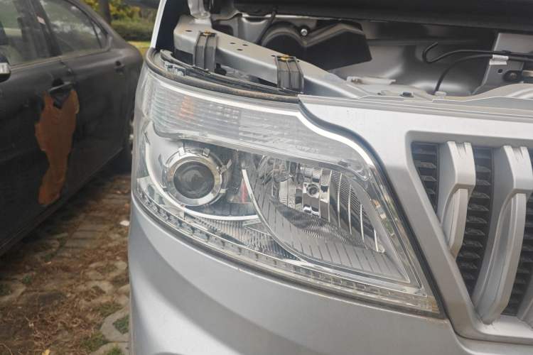 Used CHANGAN KAICHENG Ruixing M60 2023 1.6L CNG Comfort-Grade 6-Seater Passenger Vehicle Right Front Headlight