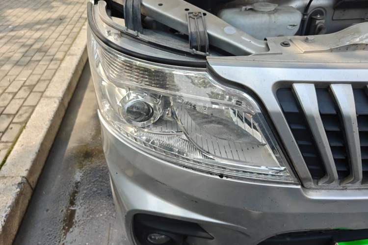 Used CHANGAN KAICHENG Ruixing M60 2023 1.6L CNG Comfort-Grade 6-Seater Passenger Vehicle Right Front Headlight