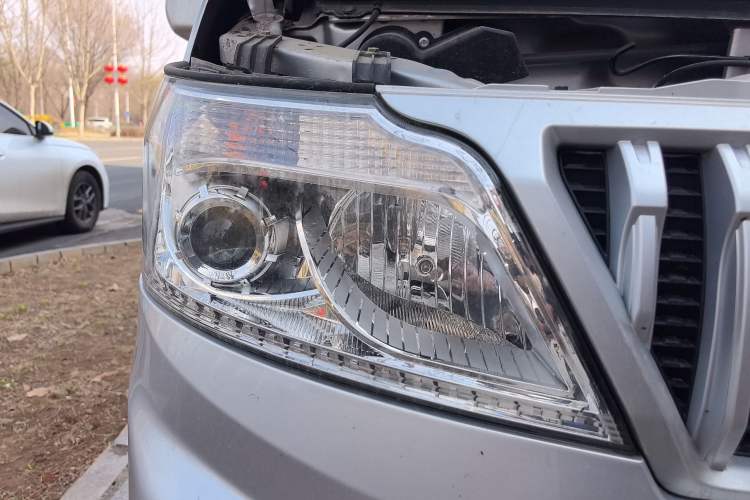 Used CHANGAN KAICHENG Ruixing M60 2023 1.6L CNG Comfort-Grade 6-Seater Passenger Vehicle Right Front Headlight