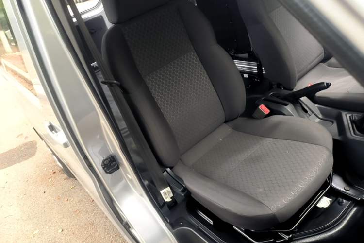 Used CHANGAN KAICHENG Ruixing M60 2023 1.5L GDI Comfort-Class Passenger Vehicle 6/7 Seats Right Front Seat