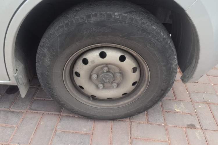 Used CHANGAN KAICHENG Ruixing M60 2023 1.5L GDI Comfort-Class Passenger Vehicle 6/7 Seats Right Front Wheel Hub