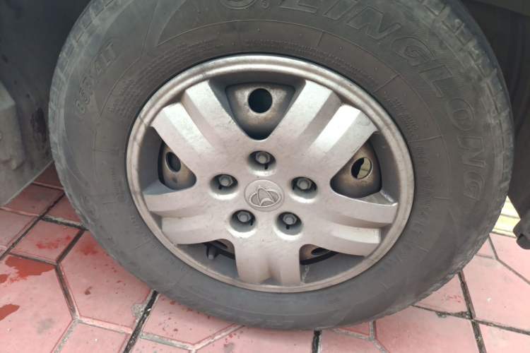 Used CHANGAN KAICHENG Ruixing M60 2023 1.6L CNG Comfort-Grade 6-Seater Passenger Vehicle Right Front Wheel Hub