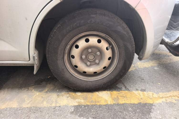 Used CHANGAN KAICHENG Ruixing M60 2023 1.6L CNG Comfort-Grade 6-Seater Passenger Vehicle Right Front Wheel Hub