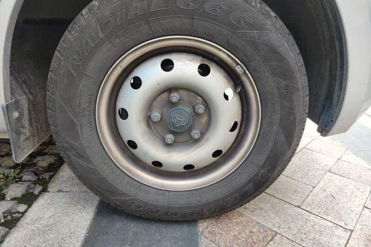 Used CHANGAN KAICHENG Ruixing M60 2023 1.6L CNG Comfort-Grade 6-Seater Passenger Vehicle Right Front Wheel Hub