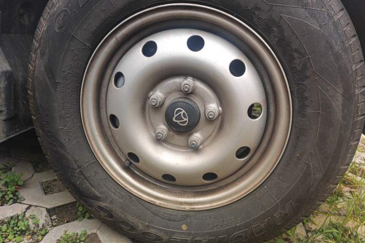 Used CHANGAN KAICHENG Ruixing M60 2023 1.6L CNG Comfort-Grade 6-Seater Passenger Vehicle Right Front Wheel Hub