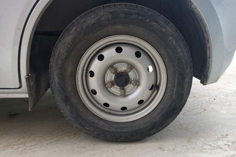 Used CHANGAN KAICHENG Ruixing M60 2023 1.5L GDI Comfort-Class Passenger Vehicle 6/7 Seats Right Front Wheel Hub