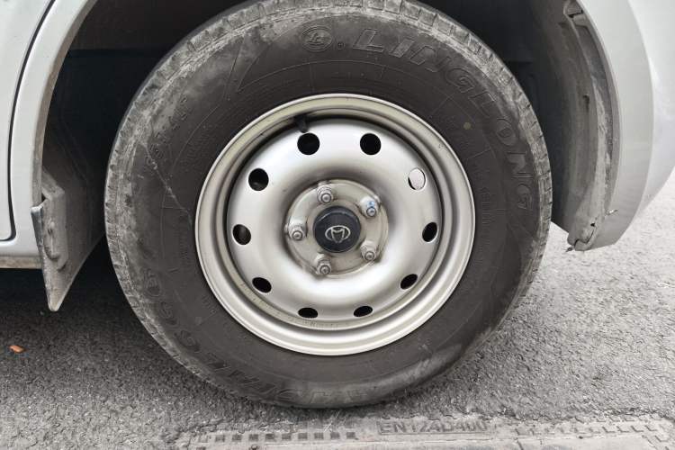 Used CHANGAN KAICHENG Ruixing M60 2023 1.6L CNG Comfort-Grade 6-Seater Passenger Vehicle Right Front Wheel Hub