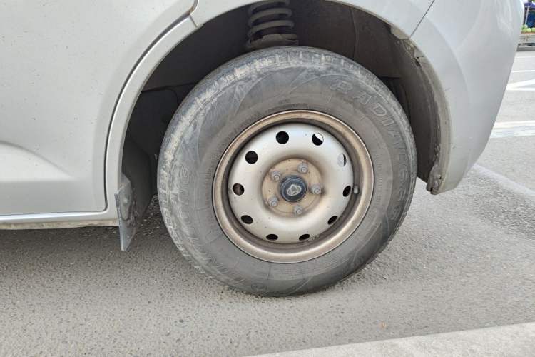 Used CHANGAN KAICHENG Ruixing M60 2023 1.6L CNG Comfort-Grade 6-Seater Passenger Vehicle Right Front Wheel Hub