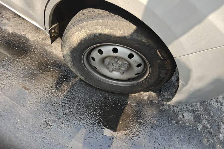 Used CHANGAN KAICHENG Ruixing M60 2023 1.6L CNG Comfort-Grade 6-Seater Passenger Vehicle Right Front Wheel Hub
