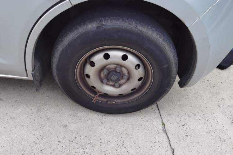 Used CHANGAN KAICHENG Ruixing M60 2023 1.6L CNG Comfort-Grade 6-Seater Passenger Vehicle Right Front Wheel Hub