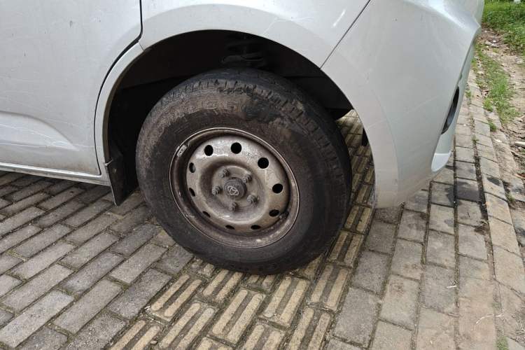 Used CHANGAN KAICHENG Ruixing M60 2023 1.5L GDI Comfort-Class Passenger Vehicle 6/7 Seats Right Front Wheel Hub