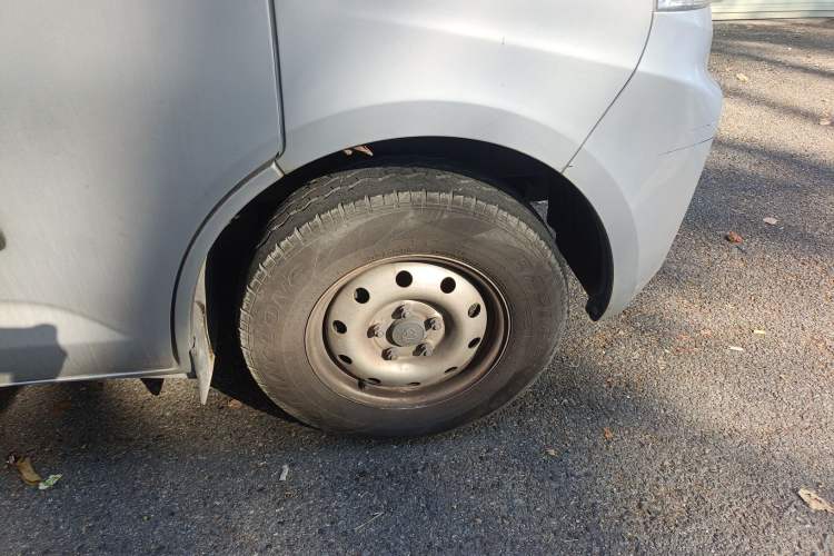 Used CHANGAN KAICHENG Ruixing M60 2023 1.5L GDI Comfort-Class Passenger Vehicle 6/7 Seats Right Front Wheel Hub
