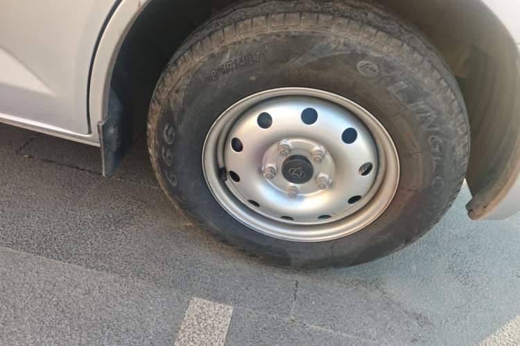 Used CHANGAN KAICHENG Ruixing M60 2023 1.6L CNG Comfort-Grade 6-Seater Passenger Vehicle Right Front Wheel Hub