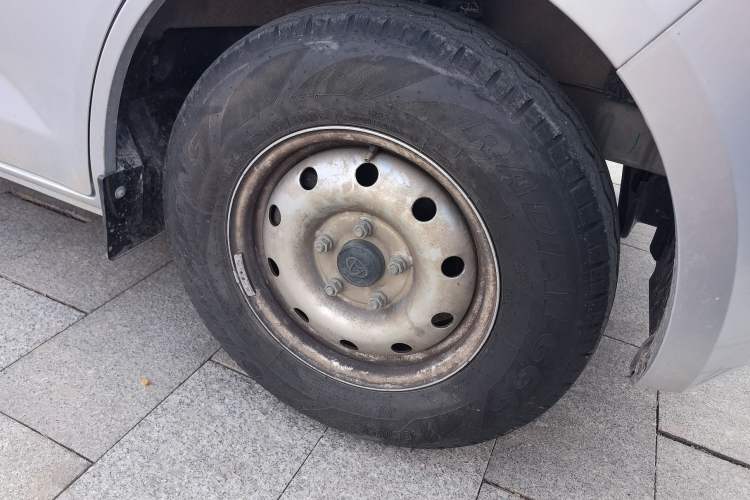 Used CHANGAN KAICHENG Ruixing M60 2023 1.6L CNG Comfort-Grade 6-Seater Passenger Vehicle Right Front Wheel Hub