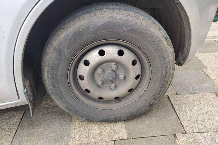 Used CHANGAN KAICHENG Ruixing M60 2023 1.5L GDI Comfort-Class Passenger Vehicle 6/7 Seats Right Front Wheel Hub