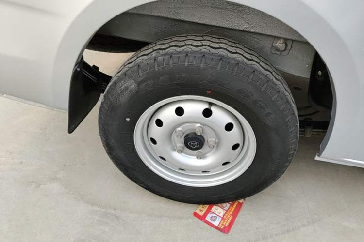 Used CHANGAN KAICHENG Ruixing M60 2023 1.5L GDI Comfort-Class Passenger Vehicle 6/7 Seats Right Rear Wheel Hub
