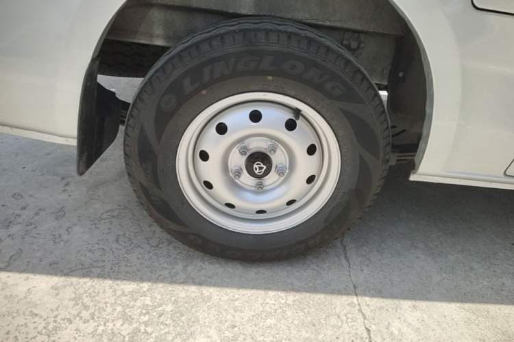 Used CHANGAN KAICHENG Ruixing M60 2023 1.5L GDI Comfort-Class Passenger Vehicle 6/7 Seats Right Rear Wheel Hub