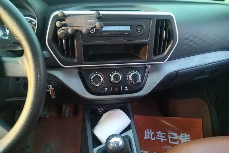 Used CHANGAN KAICHENG Ruixing M60 2023 1.5L GDI Comfort-Class Passenger Vehicle 6/7 Seats Audio And AC Panel
