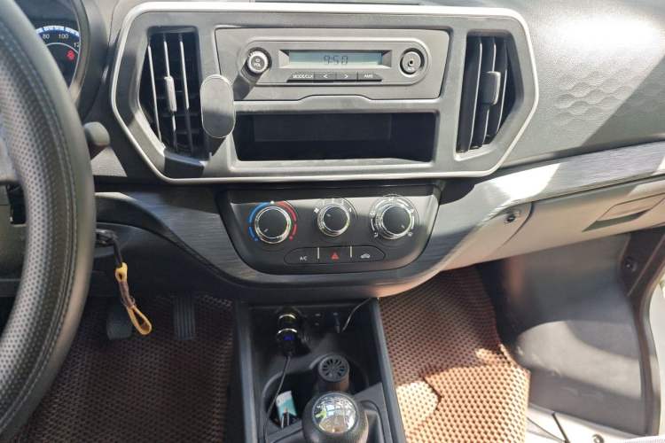 Used CHANGAN KAICHENG Ruixing M60 2023 1.5L GDI Comfort-Class Passenger Vehicle 6/7 Seats Audio And AC Panel