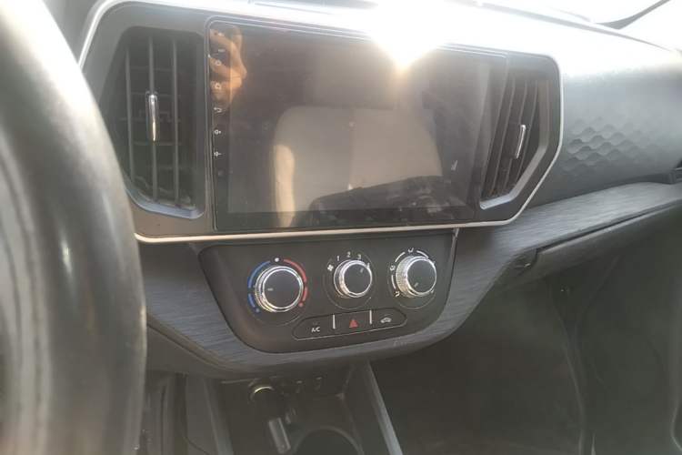 Used CHANGAN KAICHENG Ruixing M60 2023 1.5L GDI Comfort-Class Passenger Vehicle 6/7 Seats Audio And AC Panel