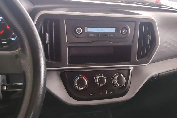 Used CHANGAN KAICHENG Ruixing M60 2023 1.5L GDI Comfort-Class Passenger Vehicle 6/7 Seats Audio And AC Panel