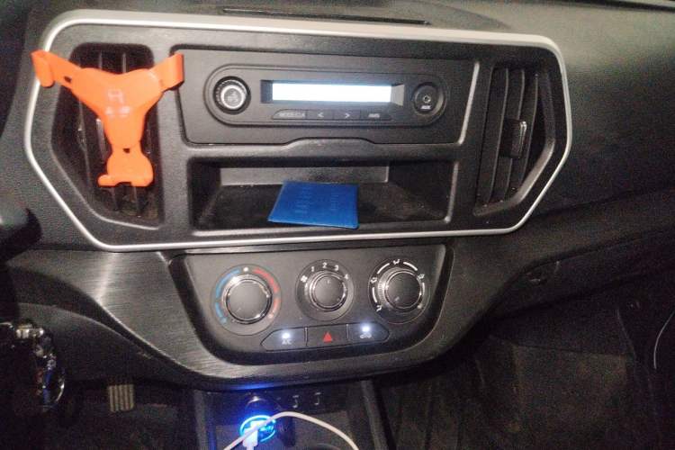 Used CHANGAN KAICHENG Ruixing M60 2023 1.5L GDI Comfort-Class Passenger Vehicle 6/7 Seats Audio And AC Panel