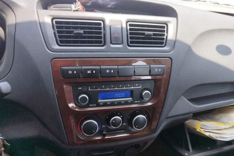 Used CHANGAN KAICHENG Ruixing M60 2023 1.6L CNG Comfort-Grade 6-Seater Passenger Vehicle Audio And AC Panel