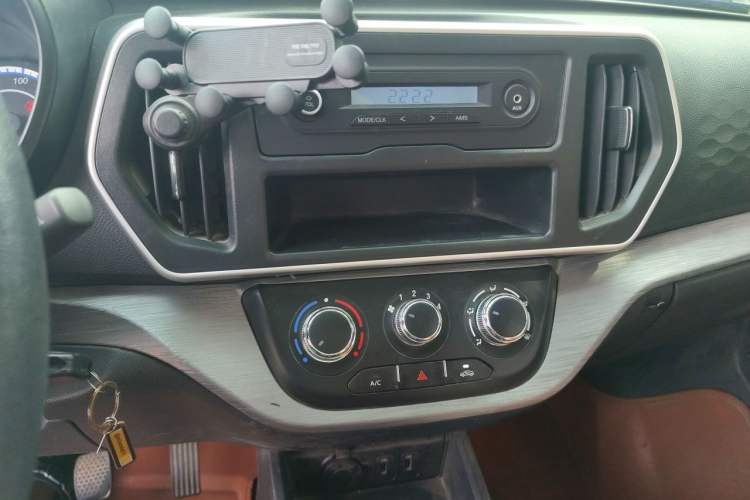Used CHANGAN KAICHENG Ruixing M60 2023 1.5L GDI Comfort-Class Passenger Vehicle 6/7 Seats Audio And AC Panel