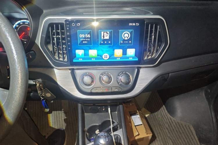 Used CHANGAN KAICHENG Ruixing M60 2023 1.5L GDI Elite-Class Passenger Vehicle 6/7 Seats Audio And AC Panel