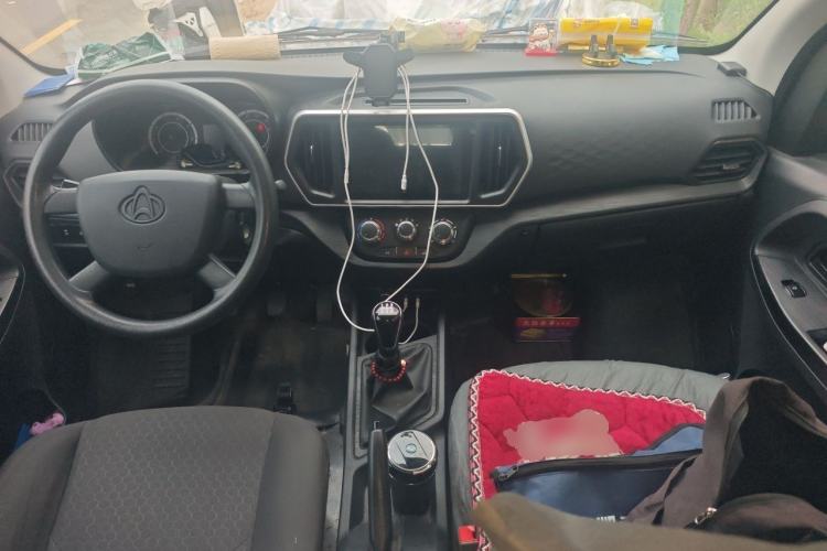 Used CHANGAN KAICHENG Ruixing M60 2023 1.6L CNG Comfort-Grade 6-Seater Passenger Vehicle Center Console