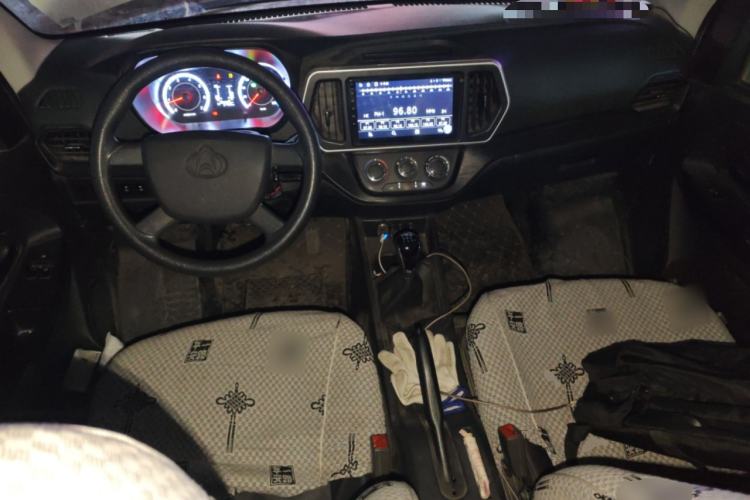Used CHANGAN KAICHENG Ruixing M60 2023 1.6L CNG Comfort-Grade 6-Seater Passenger Vehicle Center Console