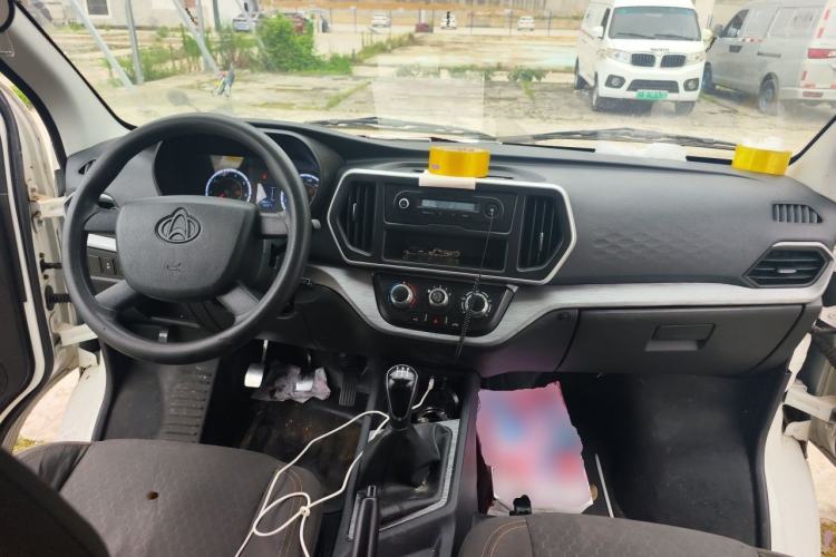 Used CHANGAN KAICHENG Ruixing M60 2023 1.6L CNG Comfort-Grade 6-Seater Passenger Vehicle Center Console
