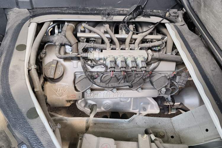 Used CHANGAN KAICHENG Ruixing M60 2023 1.6L CNG Comfort-Grade 6-Seater Passenger Vehicle Engine Bay