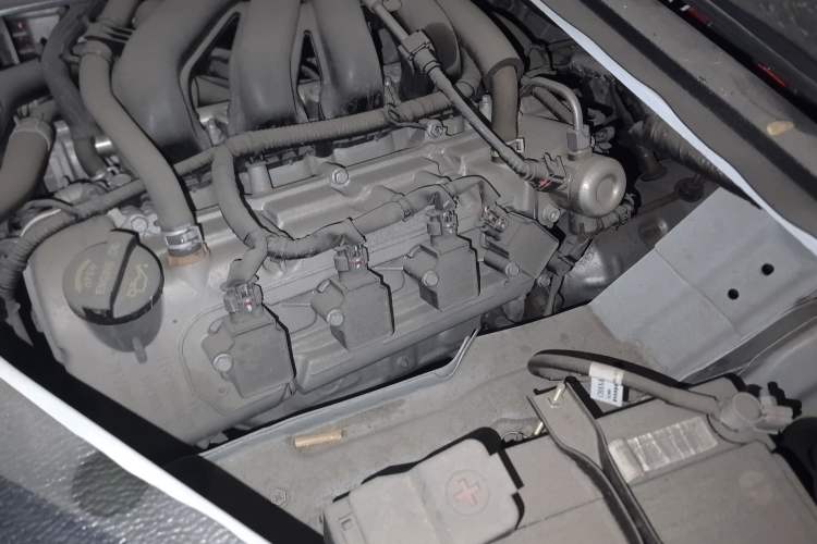 Used CHANGAN KAICHENG Ruixing M60 2023 1.5L GDI Comfort-Class Passenger Vehicle 6/7 Seats Engine Bay
