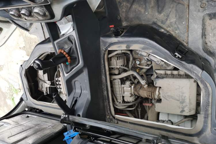 Used CHANGAN KAICHENG Ruixing M60 2023 1.6L CNG Comfort-Grade 6-Seater Passenger Vehicle Engine Bay