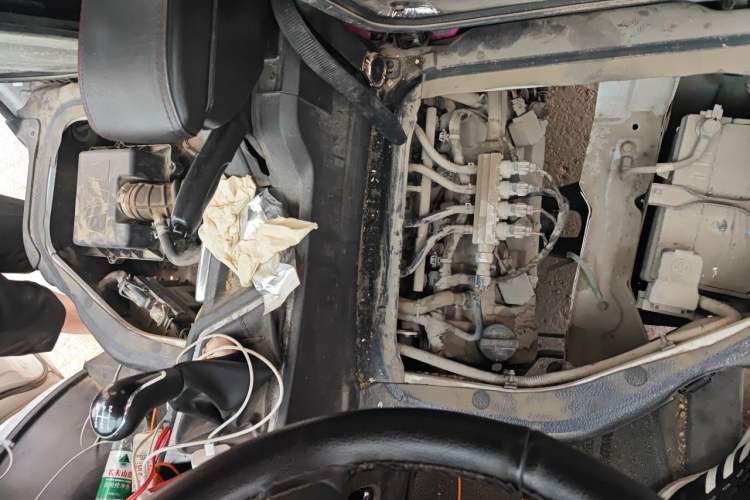 Used CHANGAN KAICHENG Ruixing M60 2023 1.6L CNG Comfort-Grade 6-Seater Passenger Vehicle Engine Bay
