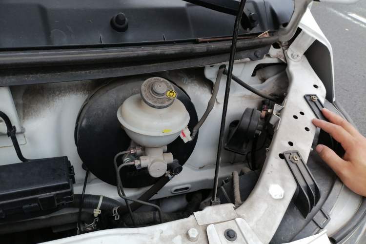 Used CHANGAN KAICHENG Ruixing M60 2023 1.6L CNG Comfort-Grade 6-Seater Passenger Vehicle Engine Bay Left
