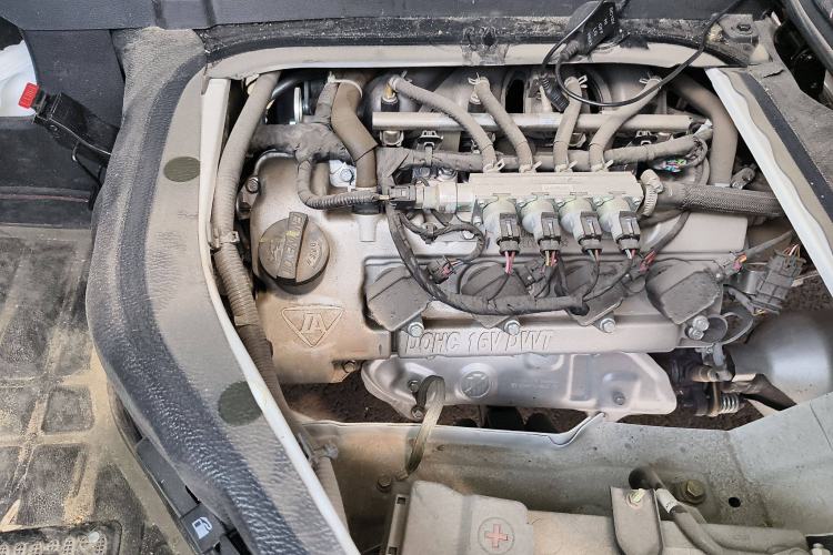 Used CHANGAN KAICHENG Ruixing M60 2023 1.6L CNG Comfort-Grade 6-Seater Passenger Vehicle Engine Bay Right