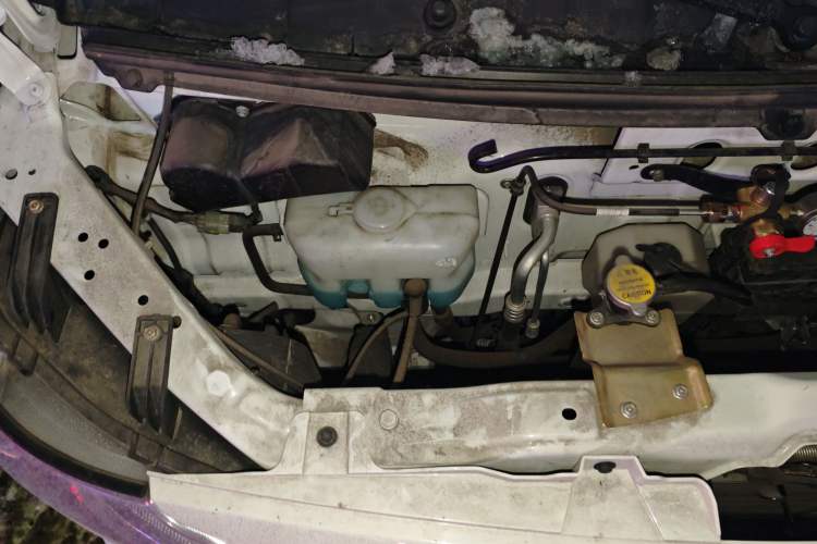 Used CHANGAN KAICHENG Ruixing M60 2023 1.6L CNG Comfort-Grade 6-Seater Passenger Vehicle Engine Bay Right