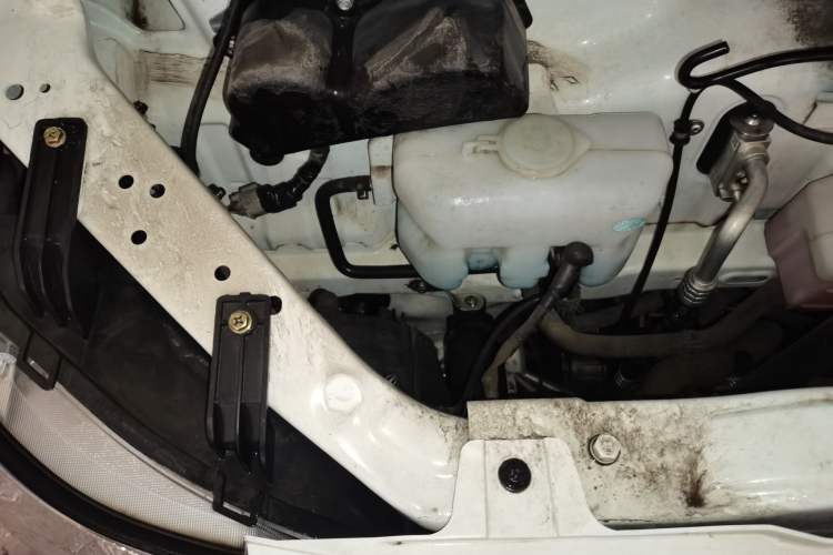 Used CHANGAN KAICHENG Ruixing M60 2023 1.6L CNG Comfort-Grade 6-Seater Passenger Vehicle Engine Bay Right