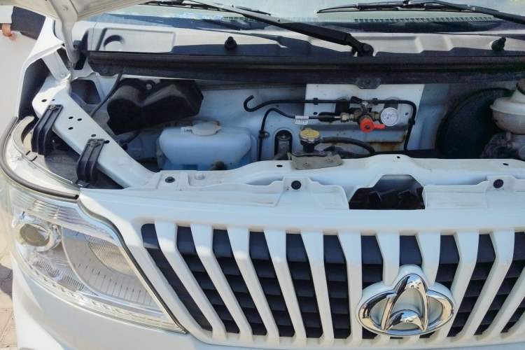 Used CHANGAN KAICHENG Ruixing M60 2023 1.6L CNG Comfort-Grade 6-Seater Passenger Vehicle Engine Bay Right
