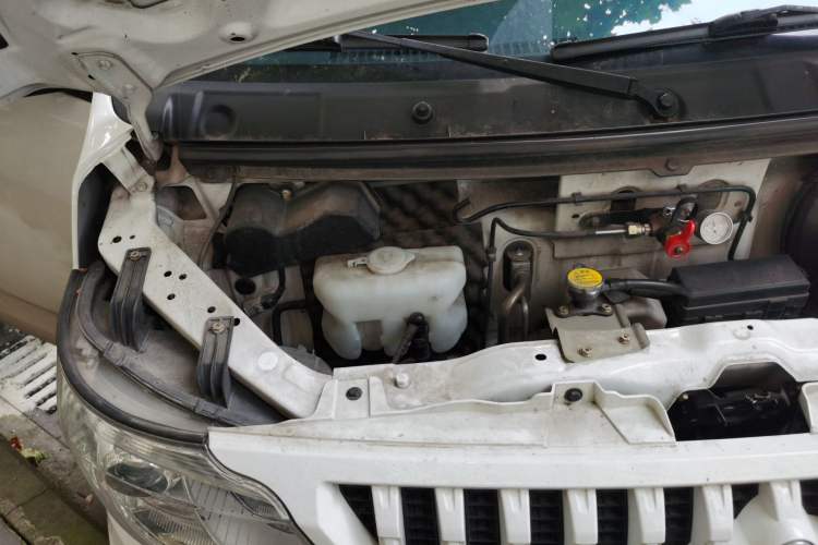 Used CHANGAN KAICHENG Ruixing M60 2023 1.6L CNG Comfort-Grade 6-Seater Passenger Vehicle Engine Bay Right