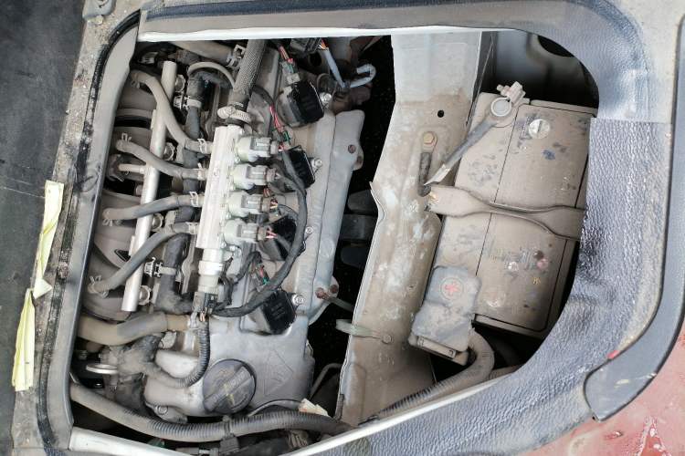 Used CHANGAN KAICHENG Ruixing M60 2023 1.6L CNG Comfort-Grade 6-Seater Passenger Vehicle Engine Bay
