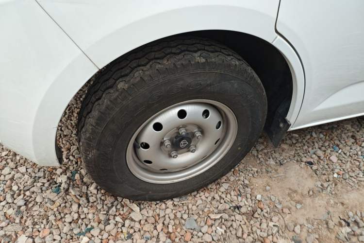 Used CHANGAN KAICHENG Ruixing M60 2023 1.5L GDI Comfort-Class Passenger Vehicle 6/7 Seats Left Front Wheel Hub