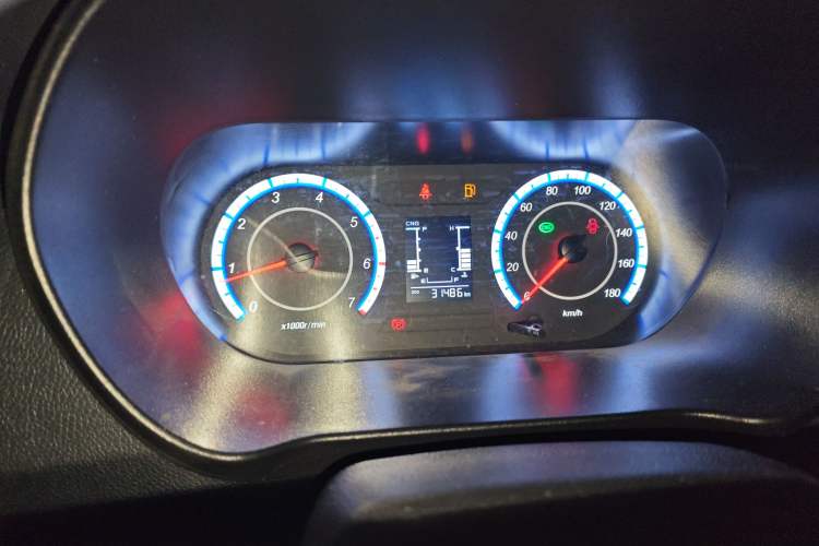 Used CHANGAN KAICHENG Ruixing M60 2023 1.6L CNG Comfort-Grade 6-Seater Passenger Vehicle Odometer Close Up