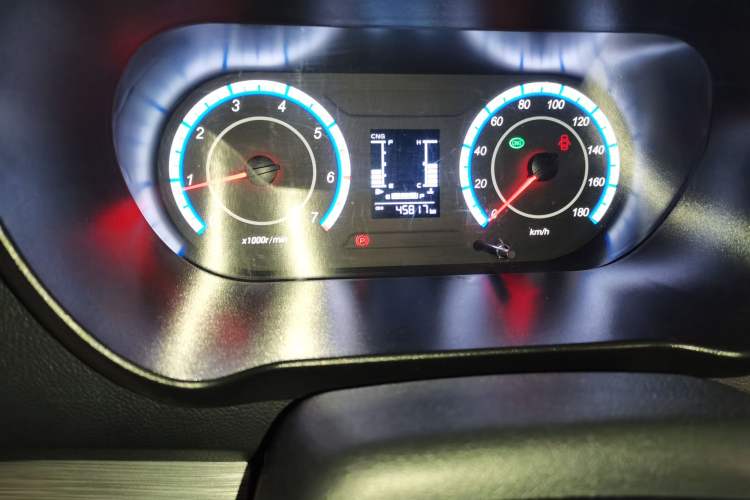 Used CHANGAN KAICHENG Ruixing M60 2023 1.6L CNG Comfort-Grade 6-Seater Passenger Vehicle Odometer Close Up