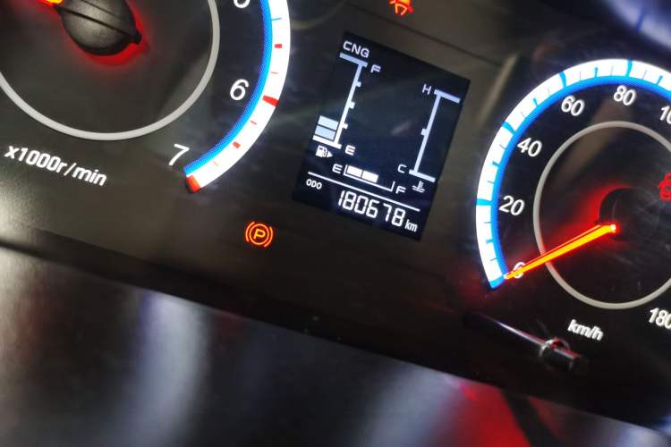 Used CHANGAN KAICHENG Ruixing M60 2023 1.6L CNG Comfort-Grade 6-Seater Passenger Vehicle Odometer Close Up