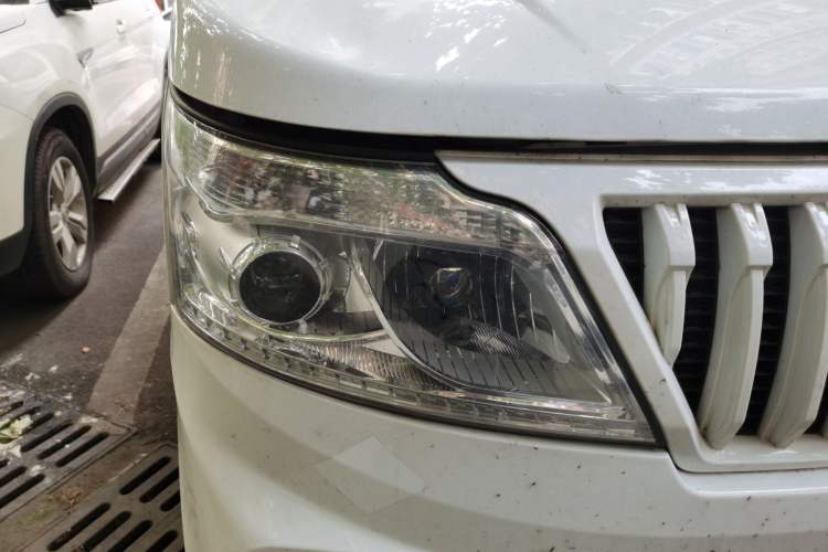 Used CHANGAN KAICHENG Ruixing M60 2023 1.6L CNG Comfort-Grade 6-Seater Passenger Vehicle Right Front Headlight